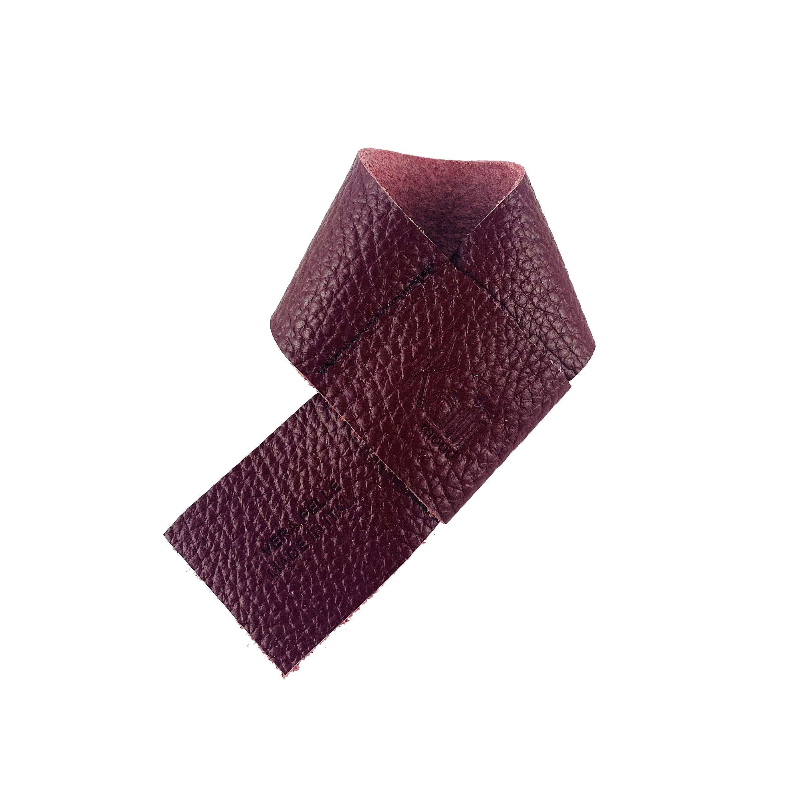image-K0010XB | Salvagoccia per Bottiglia Made in Italy in Vera Pelle pieno fiore, grana dollaro - Colore Bordeaux. Dimensioni: cm 27 x 4 x 0,5. Confezione: Gift Box rigido fondo/coperchio