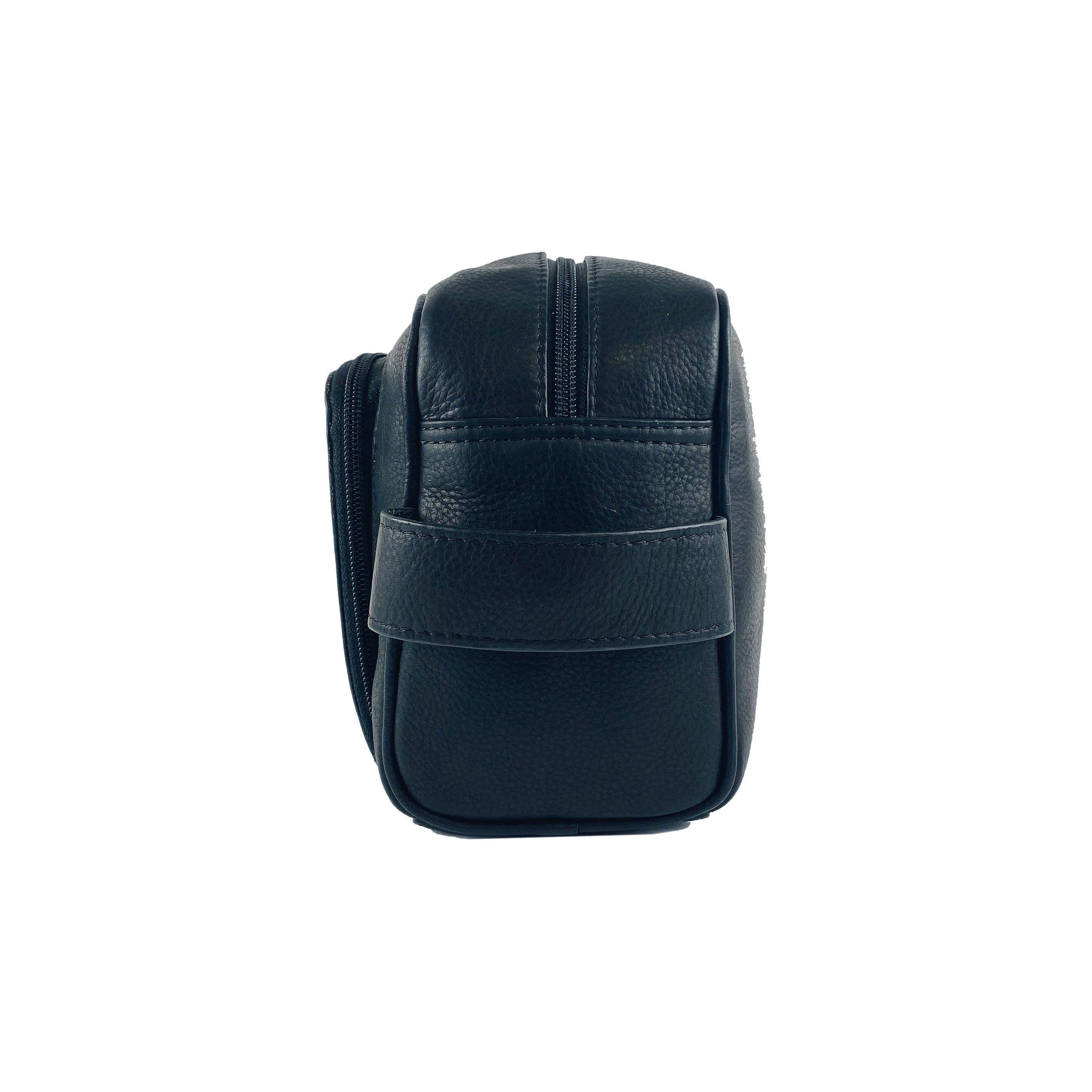 image-K0025AB | Beauty Case con maniglia laterale in Vera Pelle pieno fiore con leggera grana – Colore Nero. Chiusura con lampo, Dimensioni: cm 25 x 16 x 12. Confezione: Sacchetto Tnt