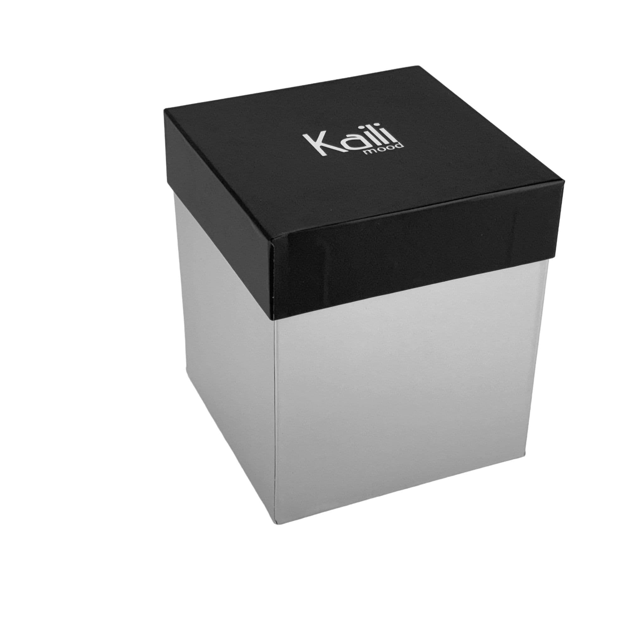 image-K0032AB | Porta Penne da scrivania in Vera Pelle, pieno fiore, grana dollaro. Colore Nero con bordi Rossi. Dimensioni: cm 8,5 x 8,5 x 12. Confezione: Scatola regalo fondo/coperchio