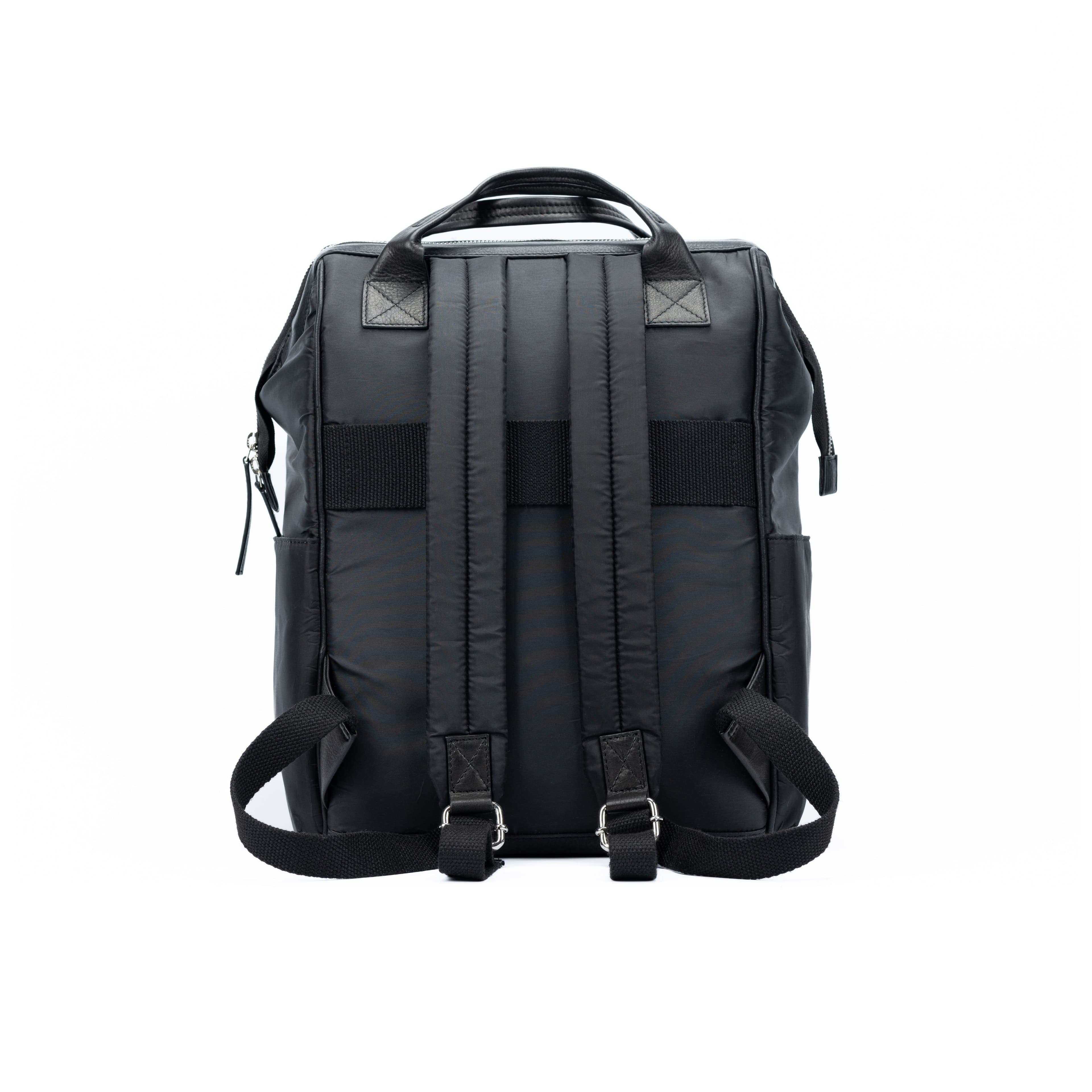 image-K0037AB | Zaino Idrorepellente in Nylon Waterproof/Vera Pelle pieno fiore con leggera grana - Colore Nero - Accessori Nickel lucido. Dimensioni: cm 27 x 39 x 19 - Confezione: Sacchetto Tnt