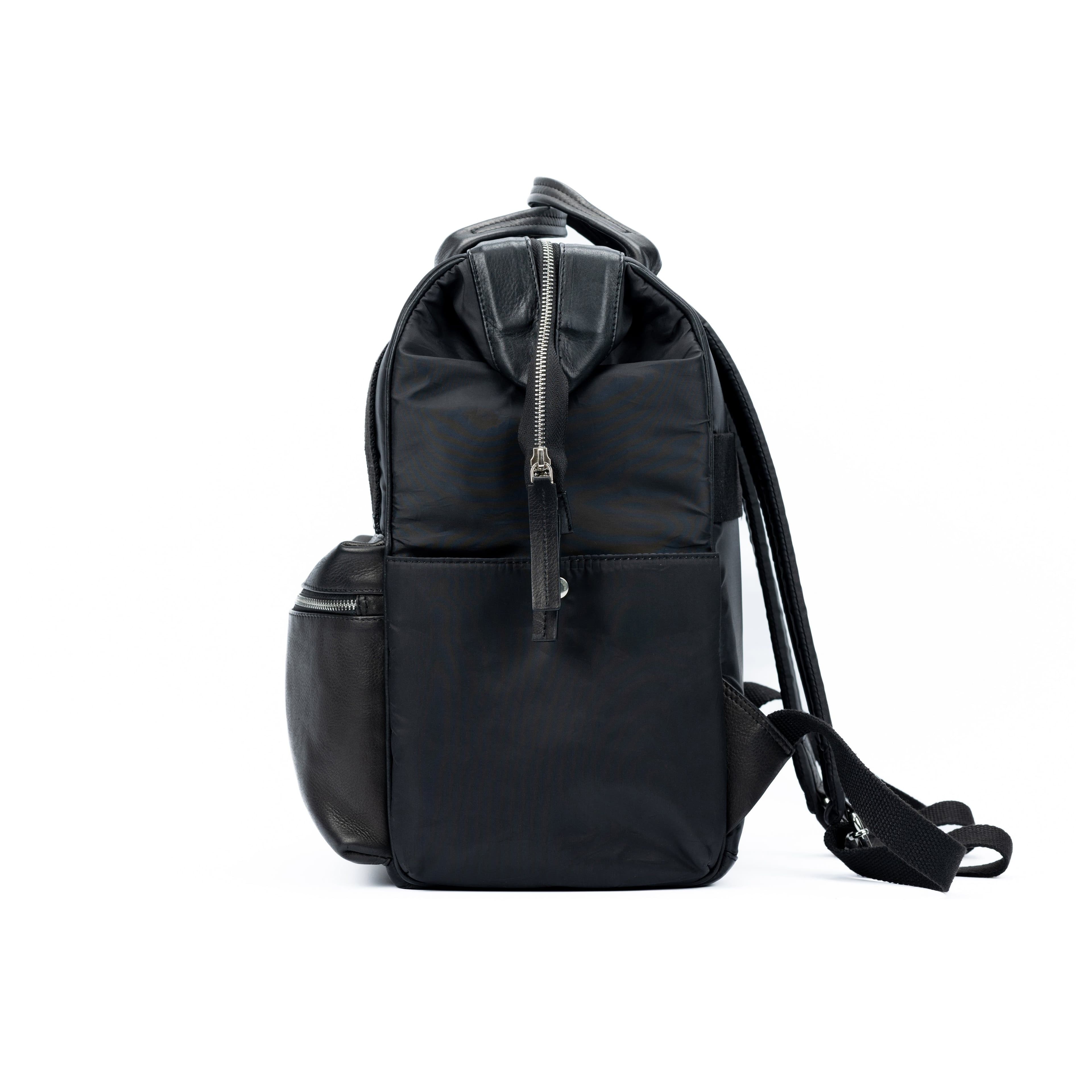 image-K0037AB | Zaino Idrorepellente in Nylon Waterproof/Vera Pelle pieno fiore con leggera grana - Colore Nero - Accessori Nickel lucido. Dimensioni: cm 27 x 39 x 19 - Confezione: Sacchetto Tnt