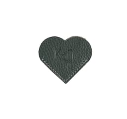 image-K0038FB | Segnalibro Cuore Made in Italy in Vera Pelle pieno fiore, grana dollaro - Colore Grigio - Dimensioni: cm 6 x 5,5 x 0,5 - Confezione: Gift Box rigido fondo/coperchio