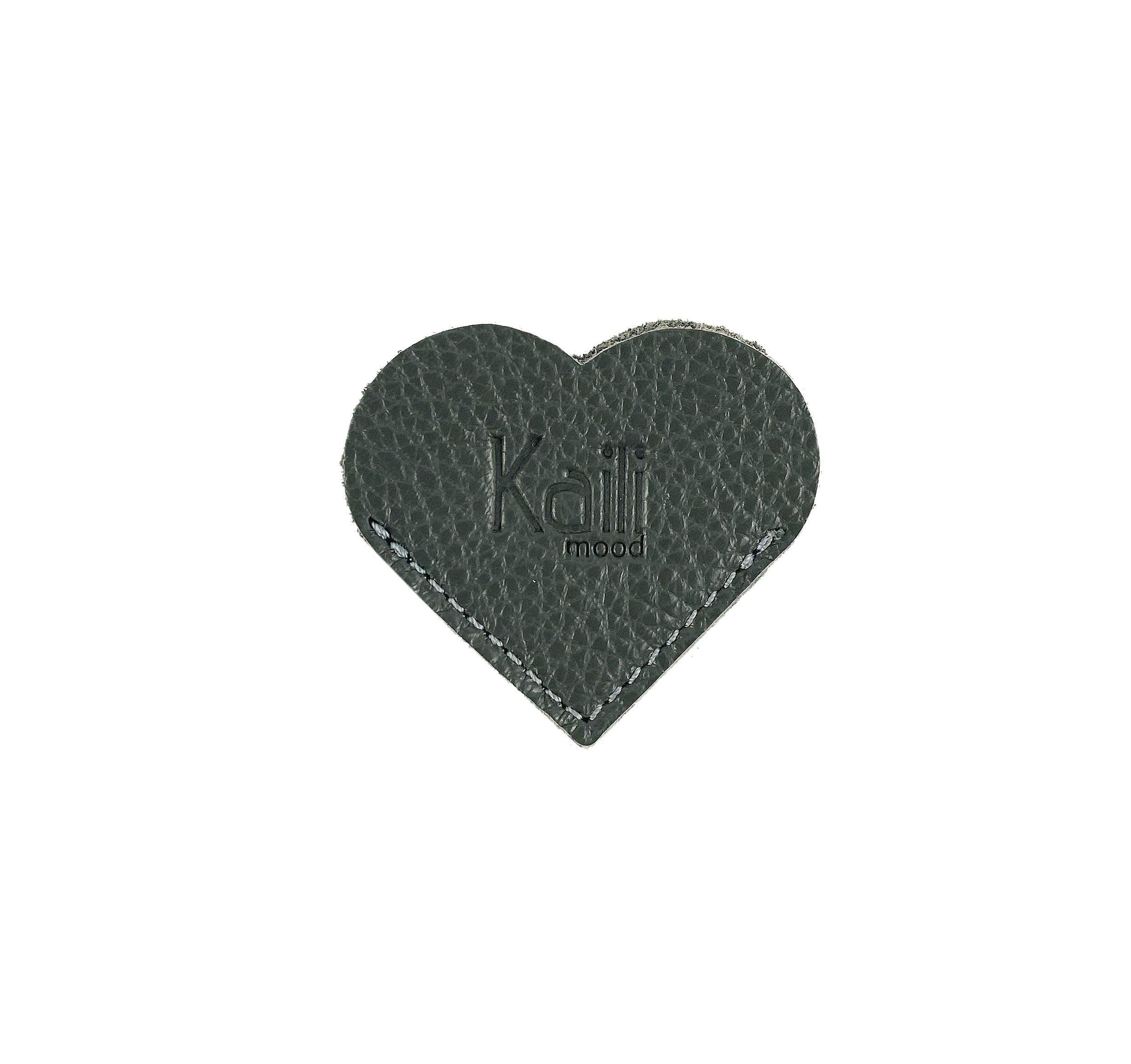 image-K0038FB | Segnalibro Cuore Made in Italy in Vera Pelle pieno fiore, grana dollaro - Colore Grigio - Dimensioni: cm 6 x 5,5 x 0,5 - Confezione: Gift Box rigido fondo/coperchio