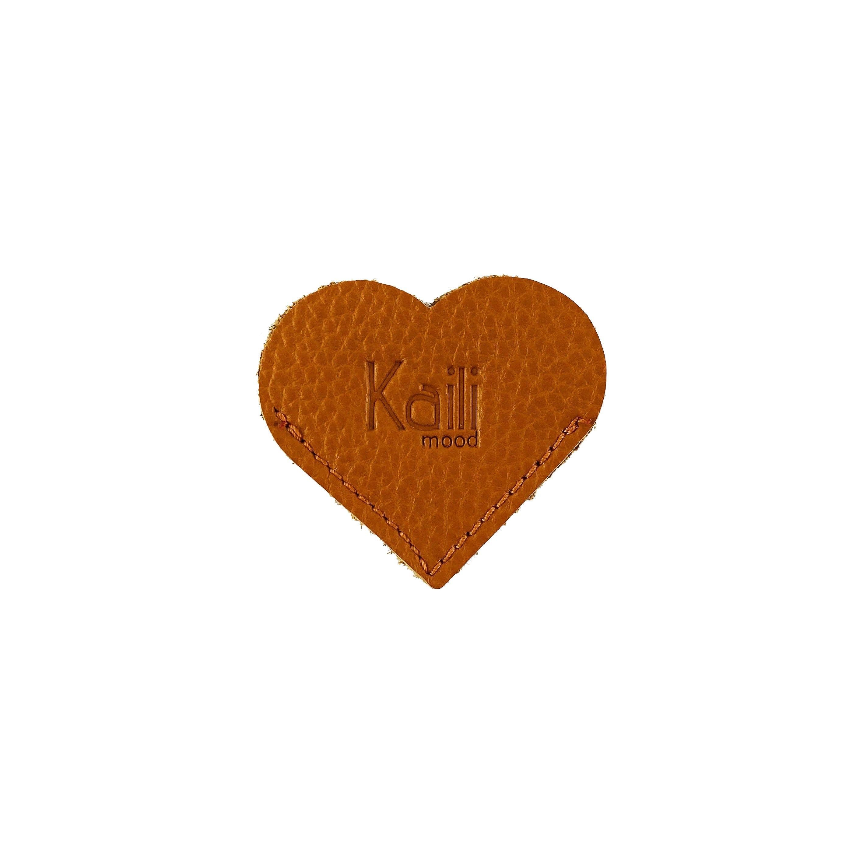 image-K0038LB | Segnalibro Cuore Made in Italy in Vera Pelle pieno fiore, grana dollaro - Colore Arancione - Dimensioni: cm 6 x 5,5 x 0,5 - Confezione: Gift Box rigido fondo/coperchio