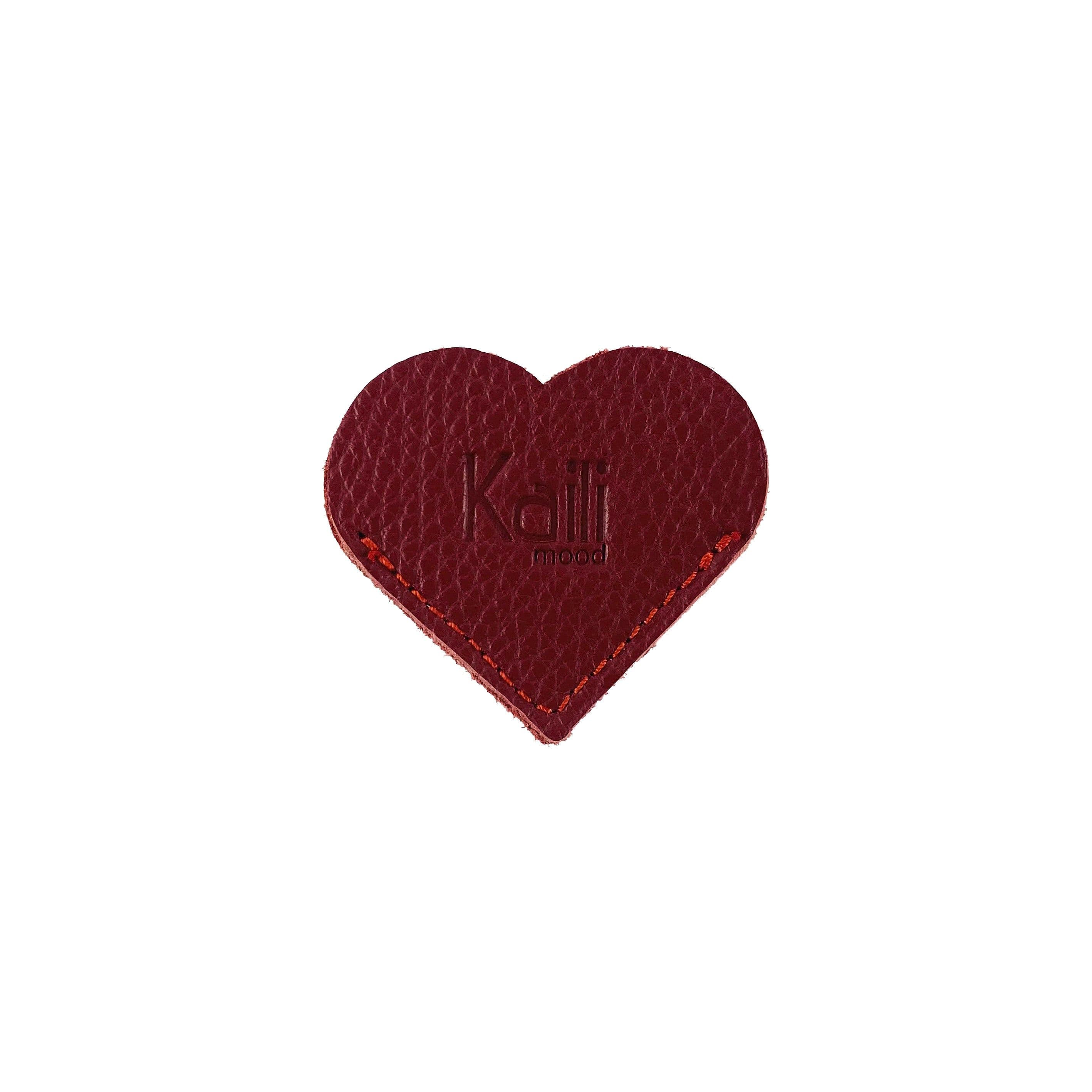 image-K0038VB | Segnalibro Cuore Made in Italy in Vera Pelle pieno fiore, grana dollaro - Colore Rosso - Dimensioni: cm 6 x 5,5 x 0,5 - Confezione: Gift Box rigido fondo/coperchio