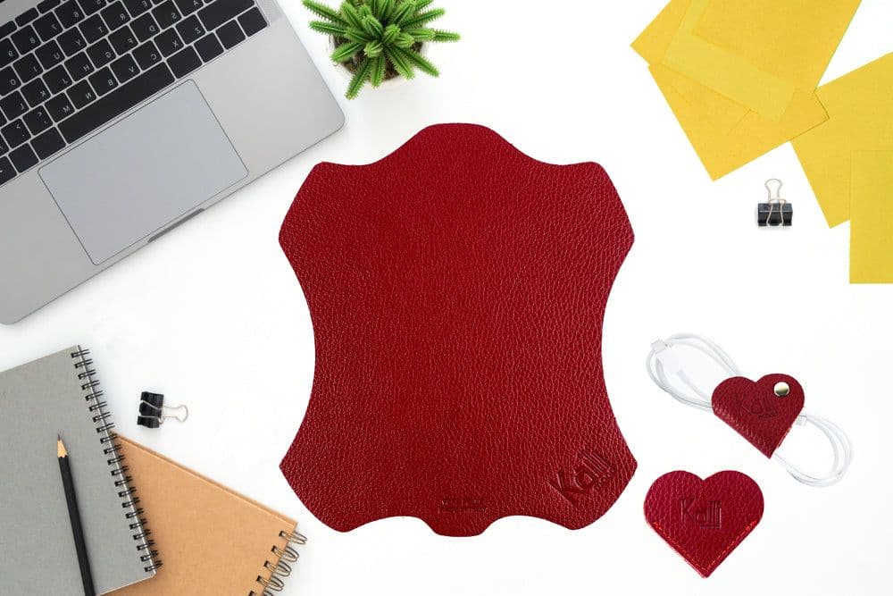 image-K0038VB | Segnalibro Cuore Made in Italy in Vera Pelle pieno fiore, grana dollaro - Colore Rosso - Dimensioni: cm 6 x 5,5 x 0,5 - Confezione: Gift Box rigido fondo/coperchio