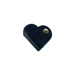 image-K0039AB | Avvolgicavo Cuore Made in Italy in Vera Pelle pieno fiore, grana dollaro - Colore Nero - Dimensioni: cm 5 x 8 x 0,5 - Confezione: Gift Box rigido fondo/coperchio