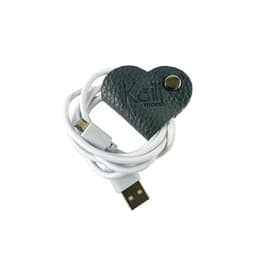 image-K0039FB | Avvolgicavo Cuore Made in Italy in Vera Pelle pieno fiore, grana dollaro - Colore Grigio - Dimensioni: cm 5 x 8 x 0,5 - Confezione: Gift Box rigido fondo/coperchio