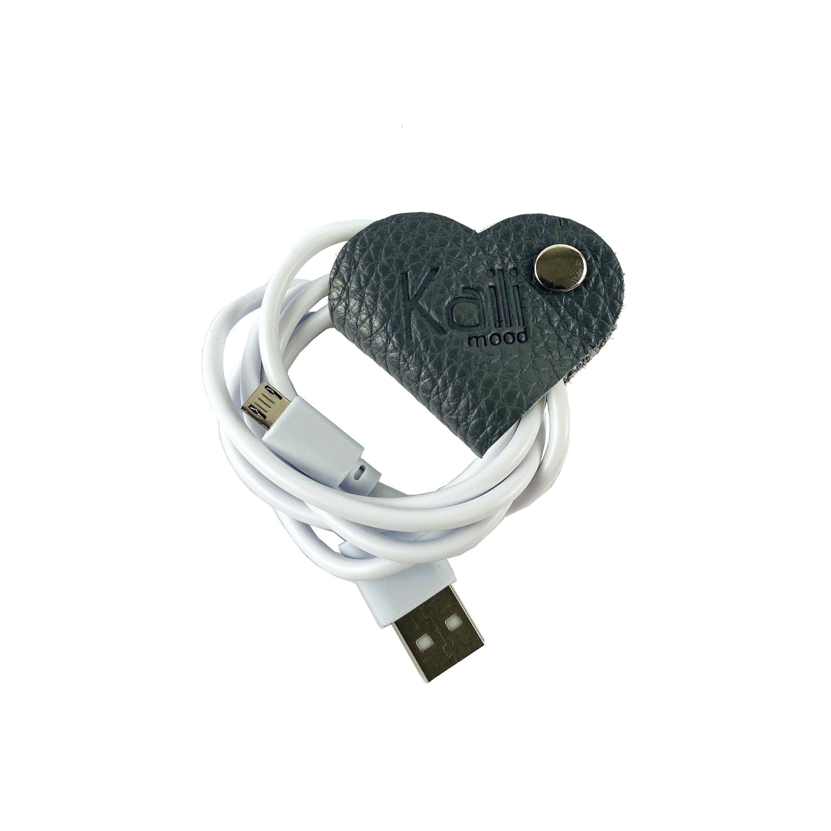 image-K0039FB | Avvolgicavo Cuore Made in Italy in Vera Pelle pieno fiore, grana dollaro - Colore Grigio - Dimensioni: cm 5 x 8 x 0,5 - Confezione: Gift Box rigido fondo/coperchio