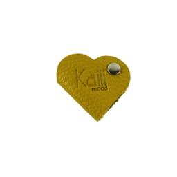 image-K0039RB | Avvolgicavo Cuore Made in Italy in Vera Pelle pieno fiore, grana dollaro - Colore Giallo - Dimensioni: cm 5 x 8 x 0,5 - Confezione: Gift Box rigido fondo/coperchio