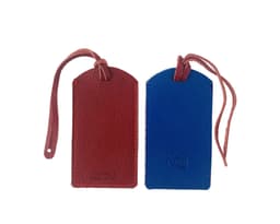 image-K0041VDB | Targhetta bagaglio Bicolore Made in Italy in Vera Pelle pieno fiore, grana dollaro - Colore Rosso/Blu - Dimensioni: cm 6,5 x 12 - Confezione: Gift Box rigido fondo/coperchio