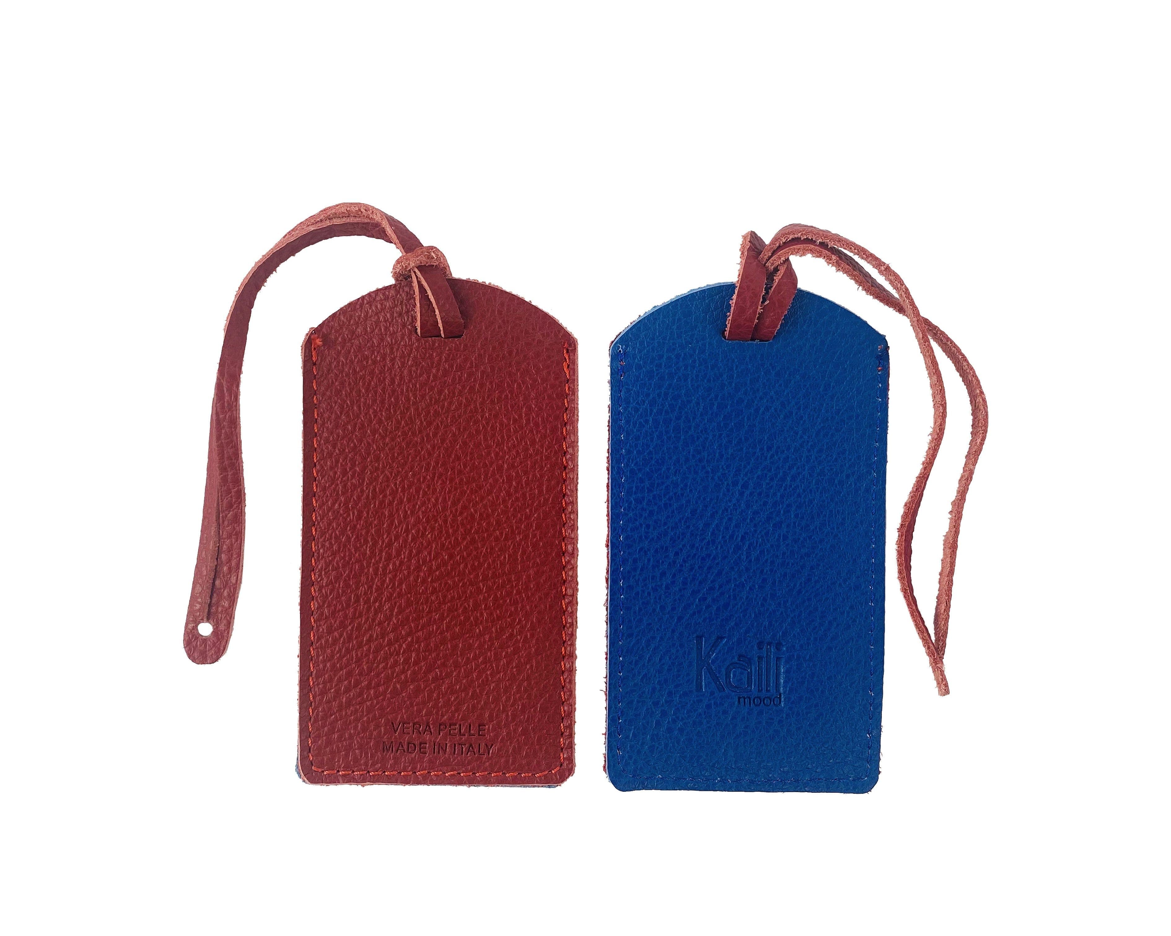 image-K0041VDB | Targhetta bagaglio Bicolore Made in Italy in Vera Pelle pieno fiore, grana dollaro - Colore Rosso/Blu - Dimensioni: cm 6,5 x 12 - Confezione: Gift Box rigido fondo/coperchio