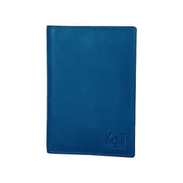 image-K10237MB | Copertina per Passaporto in Vera Pelle pieno fiore, con leggera grana. Colore Blu Jeans. Dimensioni da chiusa: cm 10 x 14 x 1 - Confezione: Gift Box rigido fondo/coperchio