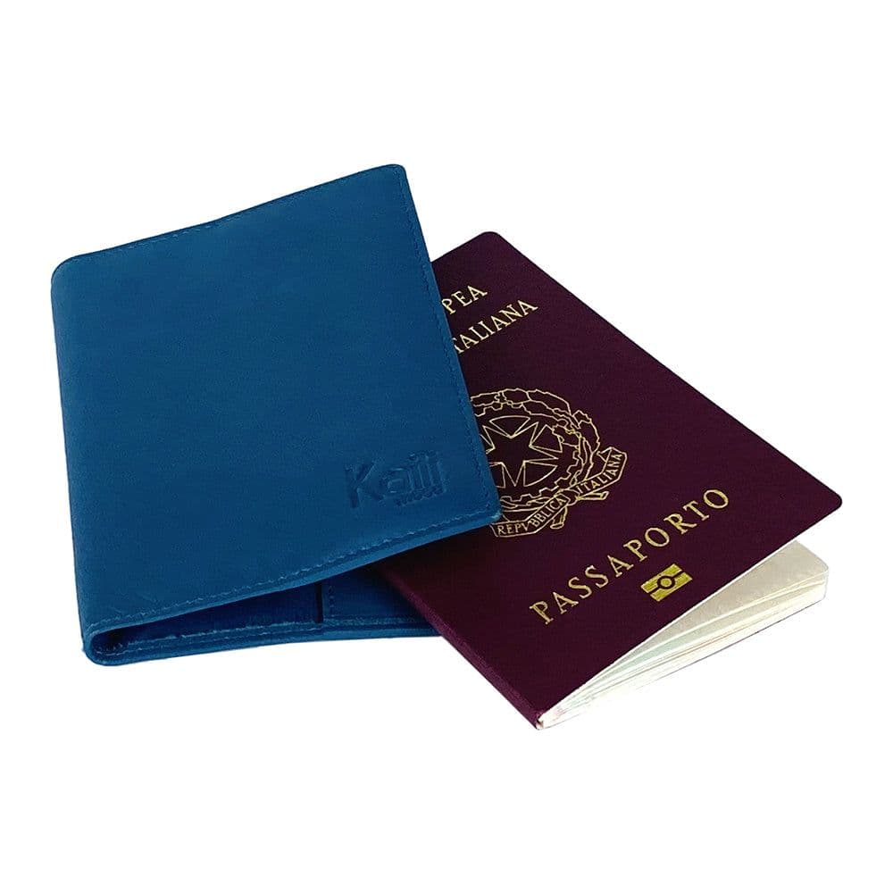 image-K10237MB | Copertina per Passaporto in Vera Pelle pieno fiore, con leggera grana. Colore Blu Jeans. Dimensioni da chiusa: cm 10 x 14 x 1 - Confezione: Gift Box rigido fondo/coperchio