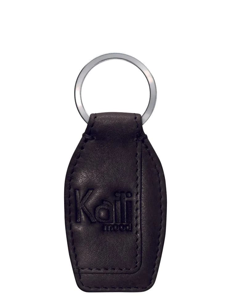 image-K10753AB | Portachiavi in Vera Pelle pieno fiore, con leggera grana. Colore Nero. Anello Nickel Lucido. Dimensioni totali: cm 3,5 x 9 x 0,5. Confezione: Gift Box rigido fondo/coperchio
