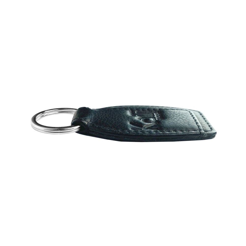 image-K10753AB | Portachiavi in Vera Pelle pieno fiore, con leggera grana. Colore Nero. Anello Nickel Lucido. Dimensioni totali: cm 3,5 x 9 x 0,5. Confezione: Gift Box rigido fondo/coperchio