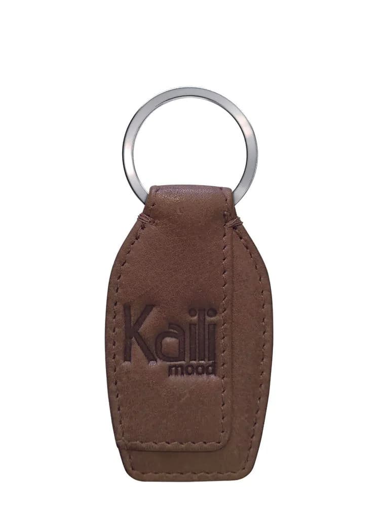 image-K10753IB | Portachiavi in Vera Pelle pieno fiore, con leggera grana. Colore Fango. Anello Nickel Lucido. Dimensioni totali: cm 3,5 x 9 x 0,5. Confezione: Gift Box rigido fondo/coperchio