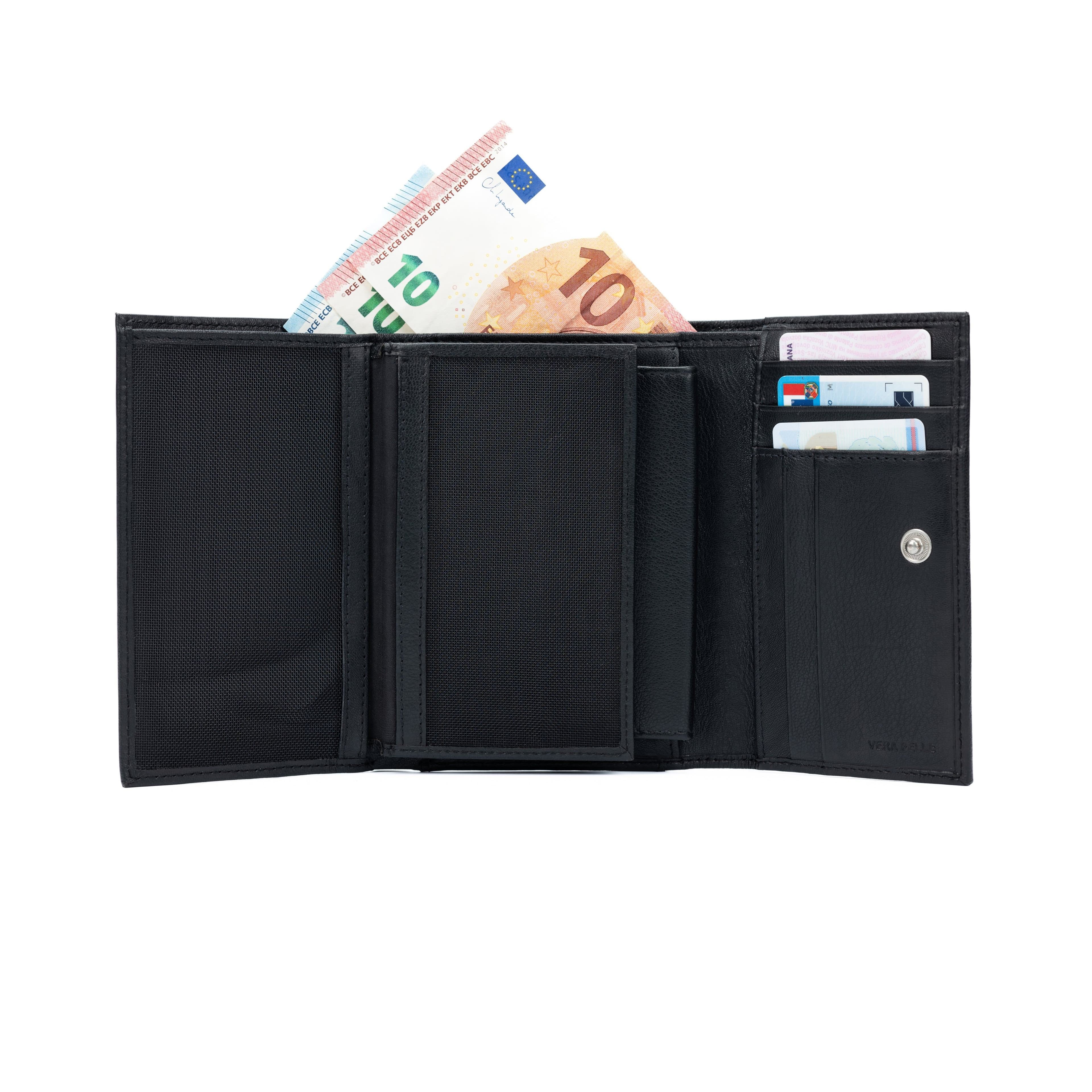 image-K11433AB | Portafogli Donna in Vera Pelle pieno fiore, con leggera grana. Colore Nero. Dimensioni da chiuso: cm 14 x 10,5 x 2,5. Confezione: Gift Box rigido fondo/coperchio