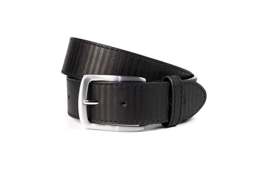 image-K4009AB | Cintura Uomo Allover in Fodera Pelle Finitura in Pu. Colore Nero. Dimensioni: cm 125 x 3,8 x 0,5 (giro vita cm 110). Confezione: Gift Box rigido fondo/coperchio