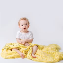 image-Milk&Moo Buzzy Bee Musselin Flauschige Babydecke, 90x110cm