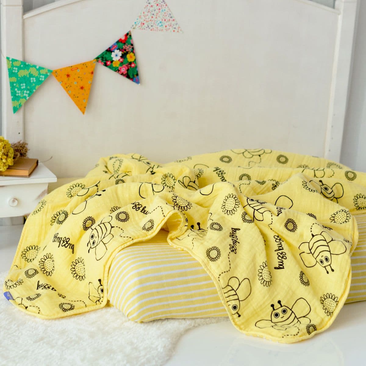 image-Milk&Moo Buzzy Bee Musselin Flauschige Babydecke, 90x110cm