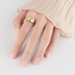 image-Golden Daisy Rotating Ring - Fashion Zircon Copper Jewelry