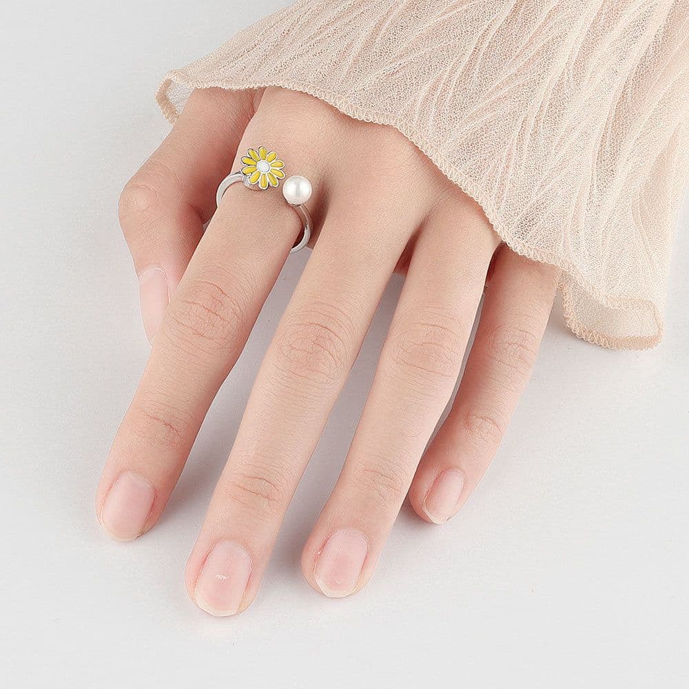 image-Golden Daisy Rotating Ring - Fashion Zircon Copper Jewelry
