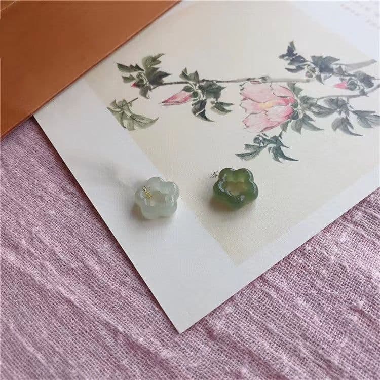 image-Hetian Jade Plum Blossom Pendant Necklace Green Jasper Antique Clavicle Chain