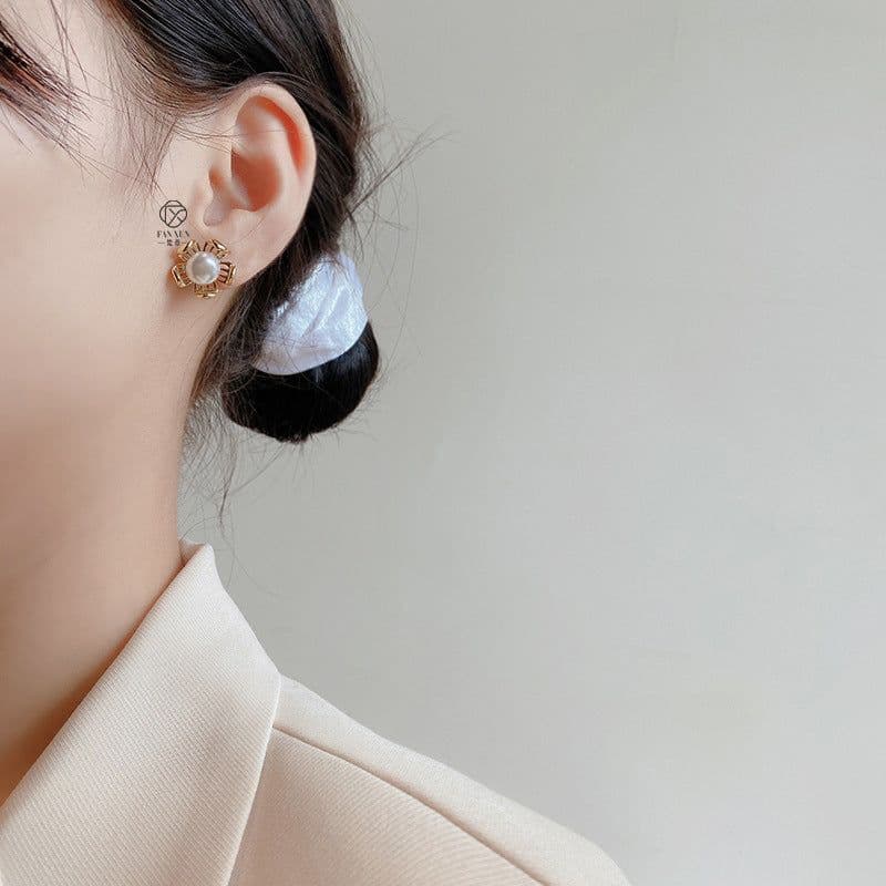 image-Ins simple natural freshwater white pearl earrings