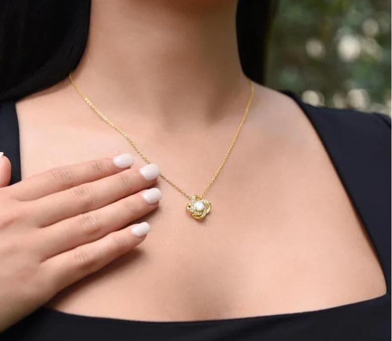 image-Cross-border new lucky four-leaf clover diamond pendant zircon necklace box chain fashion short collarbone chain wholesale