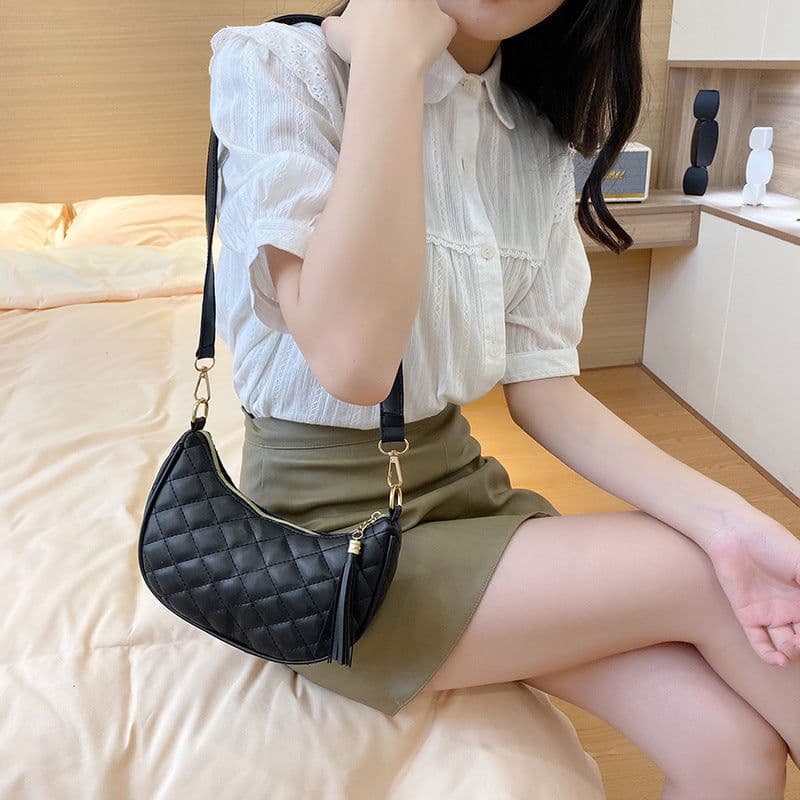 image-Women's Rhombus Embroidered Shoulder Bag