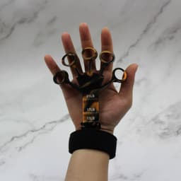 image-Silicone Wrist Tensioner, 5-Finger Exercise Trainer, Silica Gel, Black & Gray