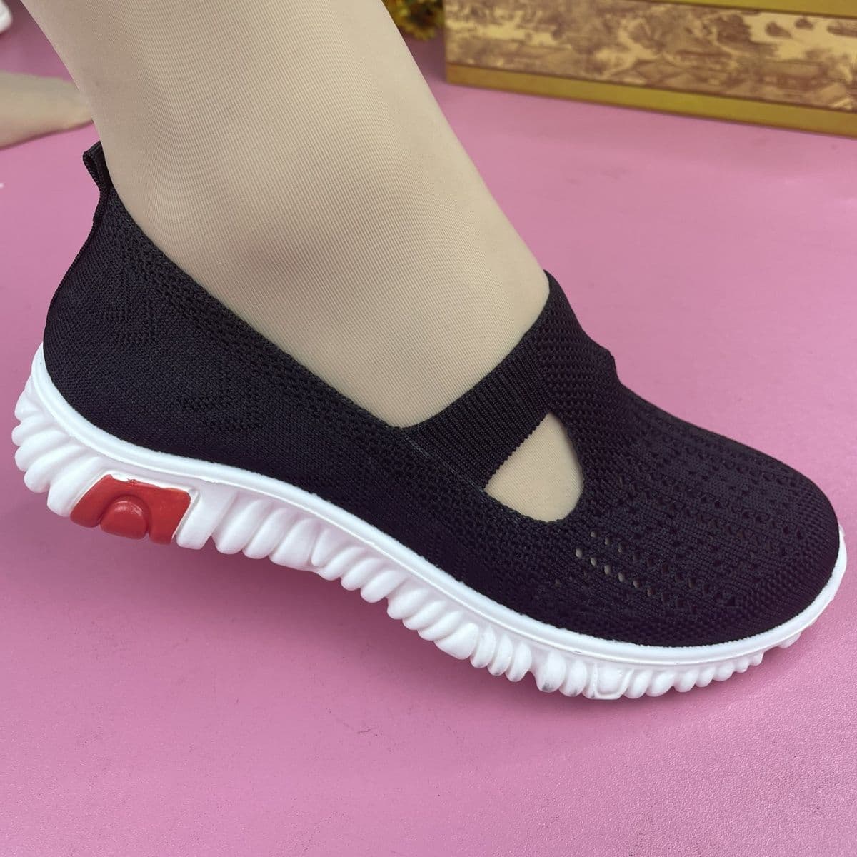 image-Old Beijing cloth shoes women's summer casual shoes breathable elderly soft bottom non-slip mesh shoes round toe mother's outerwear for walking