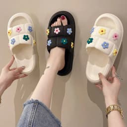 image-Stepping on feces feeling thick bottom cute flower sandals and slippers women's summer non-slip net red home indoor soft bottom bath sandals