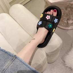image-Stepping on feces feeling thick bottom cute flower sandals and slippers women's summer non-slip net red home indoor soft bottom bath sandals