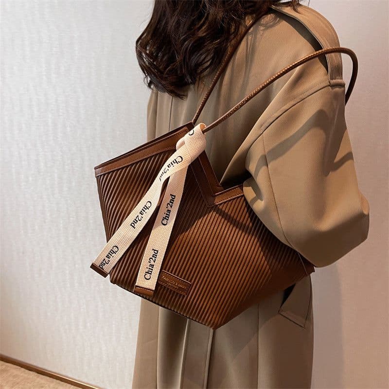 image-This year's popular niche design bags 2022 autumn and winter new women's bags fashion commuting shoulder bag portable tote bag
