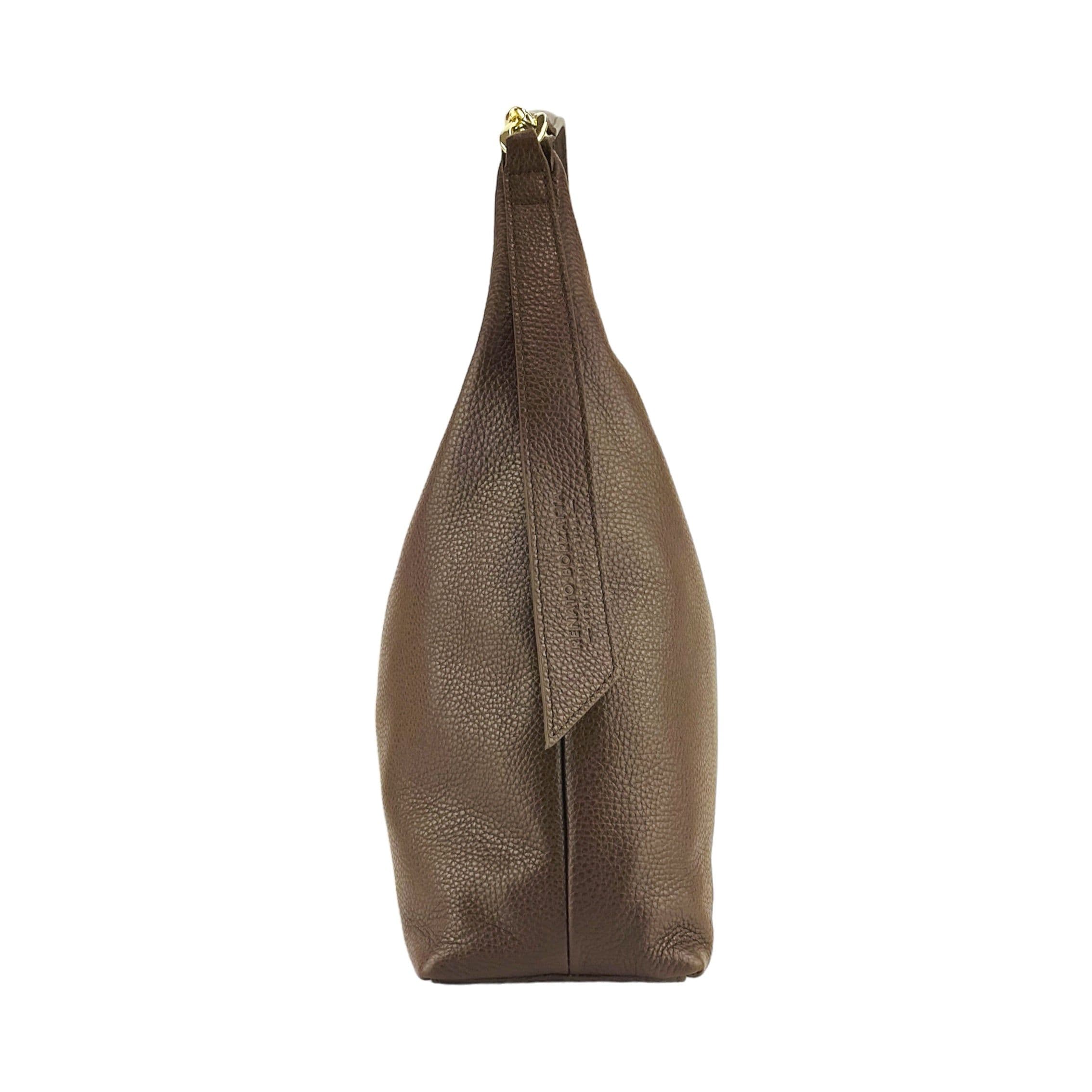 image-RB1017BV | Borsa Donna a spalla Morbida in Vera Pelle Made in Italy con manico singolo e tracolla removibile. Attacchi con moschettoni in metallo Oro Lucido - Colore Cioccolato - Dimensioni: cm 36 x 40 x 13