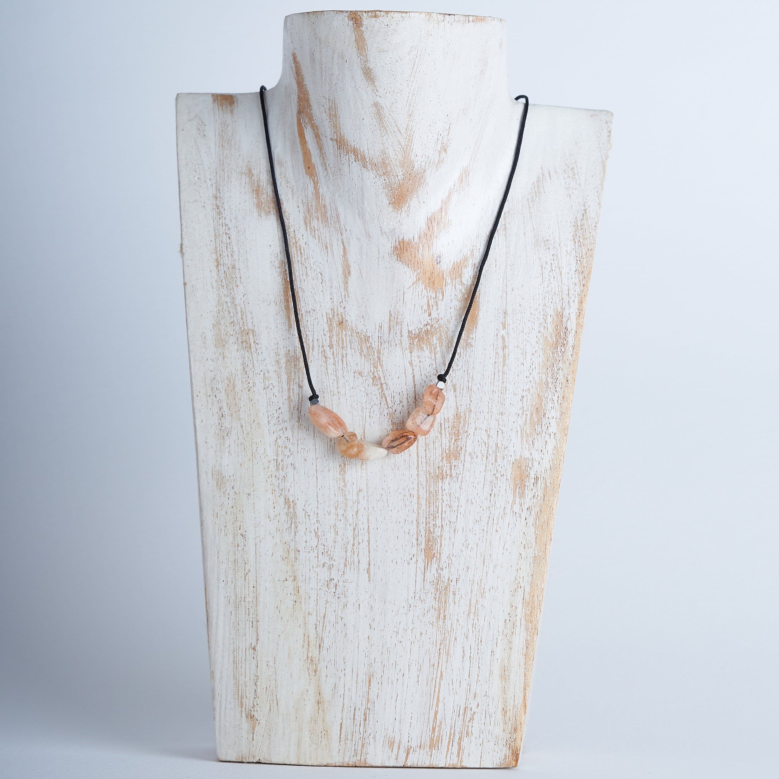 image-Collar con piedra del sol, Piedra natural