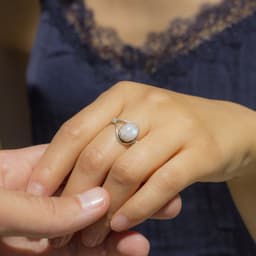image-Bague "Féminité et Douceur" en Pierre de Lune et Argent 925